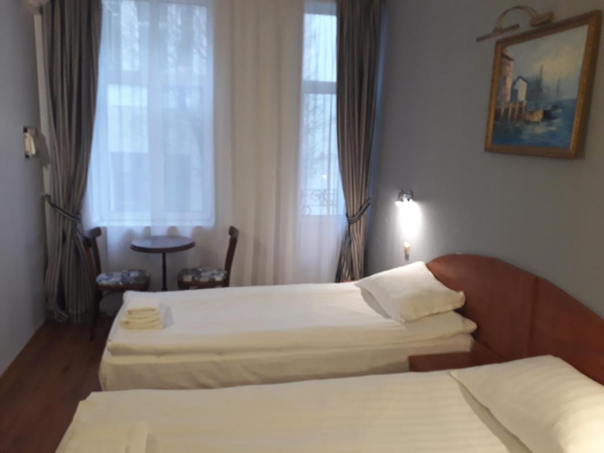 Three Dolphins Hotel With Rooftop Terracе Varna Quarto foto