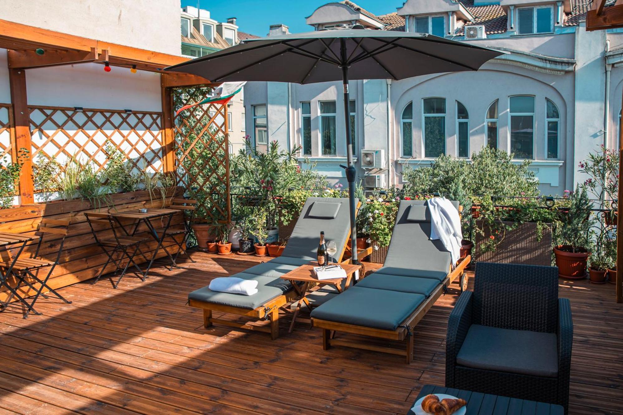 Three Dolphins Hotel With Rooftop Terracе Varna Exterior foto