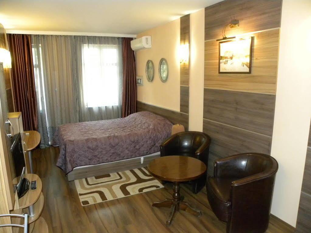 Three Dolphins Hotel With Rooftop Terracе Varna Exterior foto